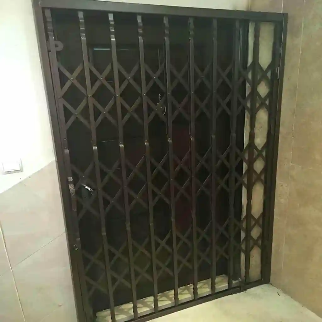 حفاظ آکاردئونی نصب روی دیوار در رشت