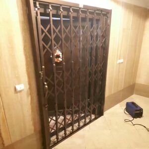 انواع حفاظ درب آپارتمان در رشت؛ مقایسه مدل‌های لولایی و کشویی