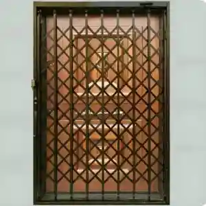 درب و حفاظ آکاردئونی نصبشده روی دیوار در رشت