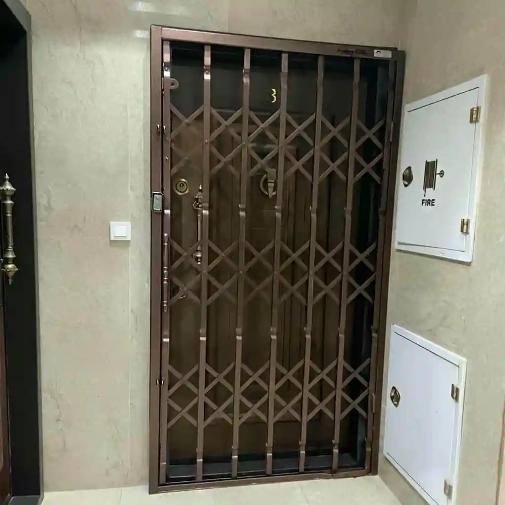 حفاظ آکاردئونی پشت درب رشت حفاظ آکاردئونی پشت درب رشت