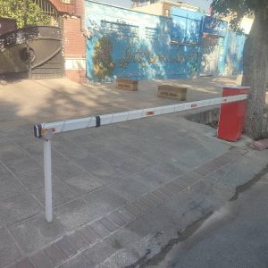 راهبند پارکینگ در رشت در ورودی پارکینگ عمومی با میله فلزی