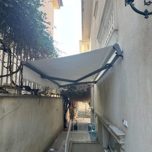 سایبان برقی مغازه در رشت نصب روی نمای فروشگاه
