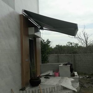 سایبان برقی حیاط در رشت با فریم فلزی مقاوم