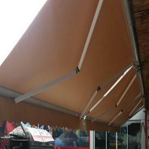 سایبان برقی در رشت نصب روی تراس با بازوی فلزی