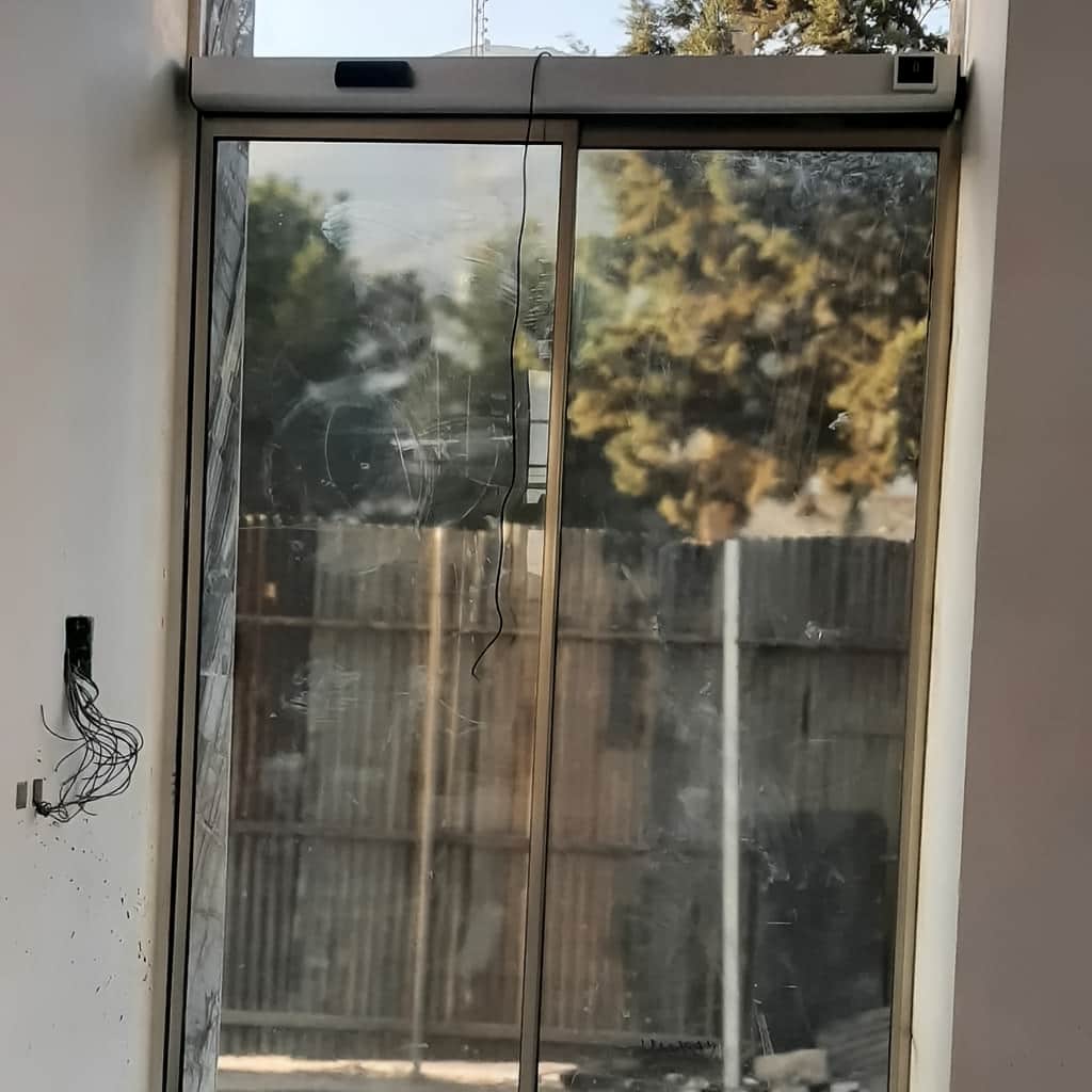 قیمت چشمی درب اتوماتیک شیشه ای در رشت با نصب دقیق و تنظیم زاویه