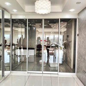 قیمت درب اتوماتیک شیشه ای کشویی در رشت با ریل حرکتی و غلطک روان