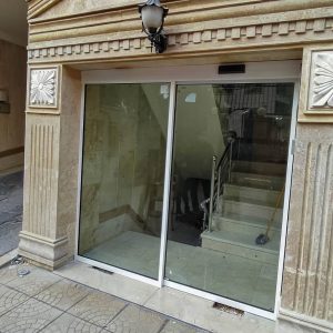 قیمت درب اتوماتیک شیشه ای در رشت با نمای شیشه سکوریت و فریم آلومینیومی