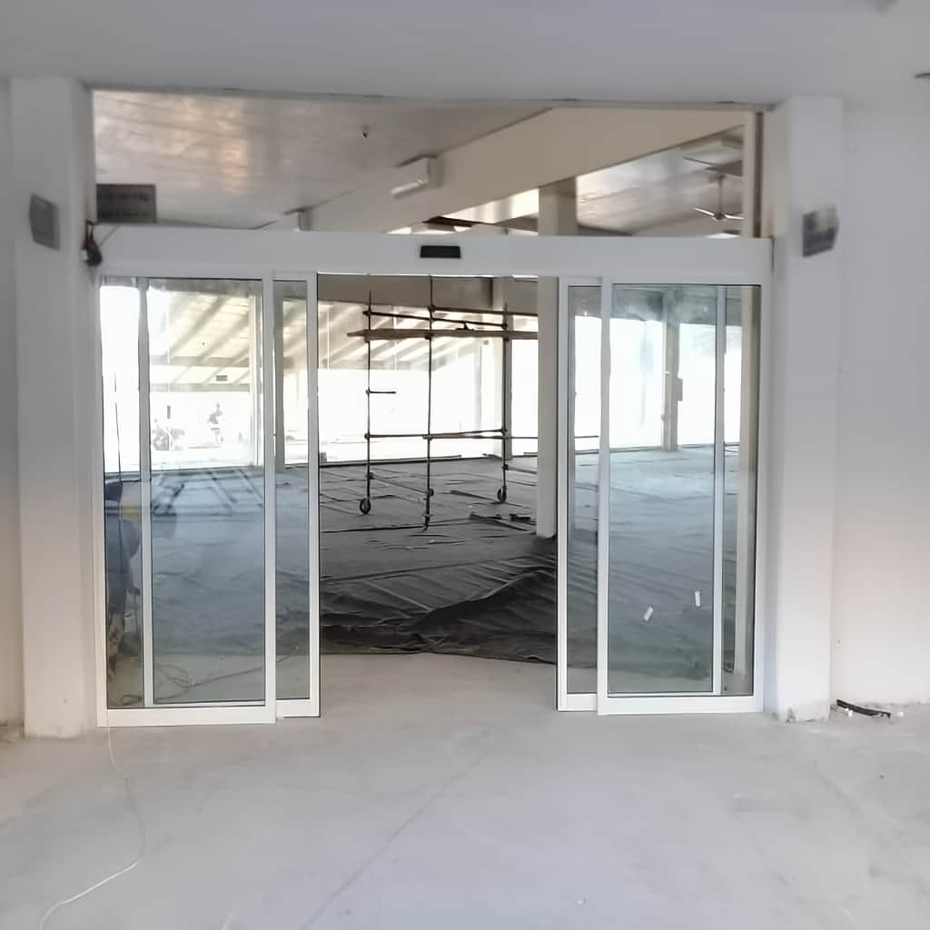 نصب درب شیشه ای تلسکوپی با ریل مقاوم در رشت