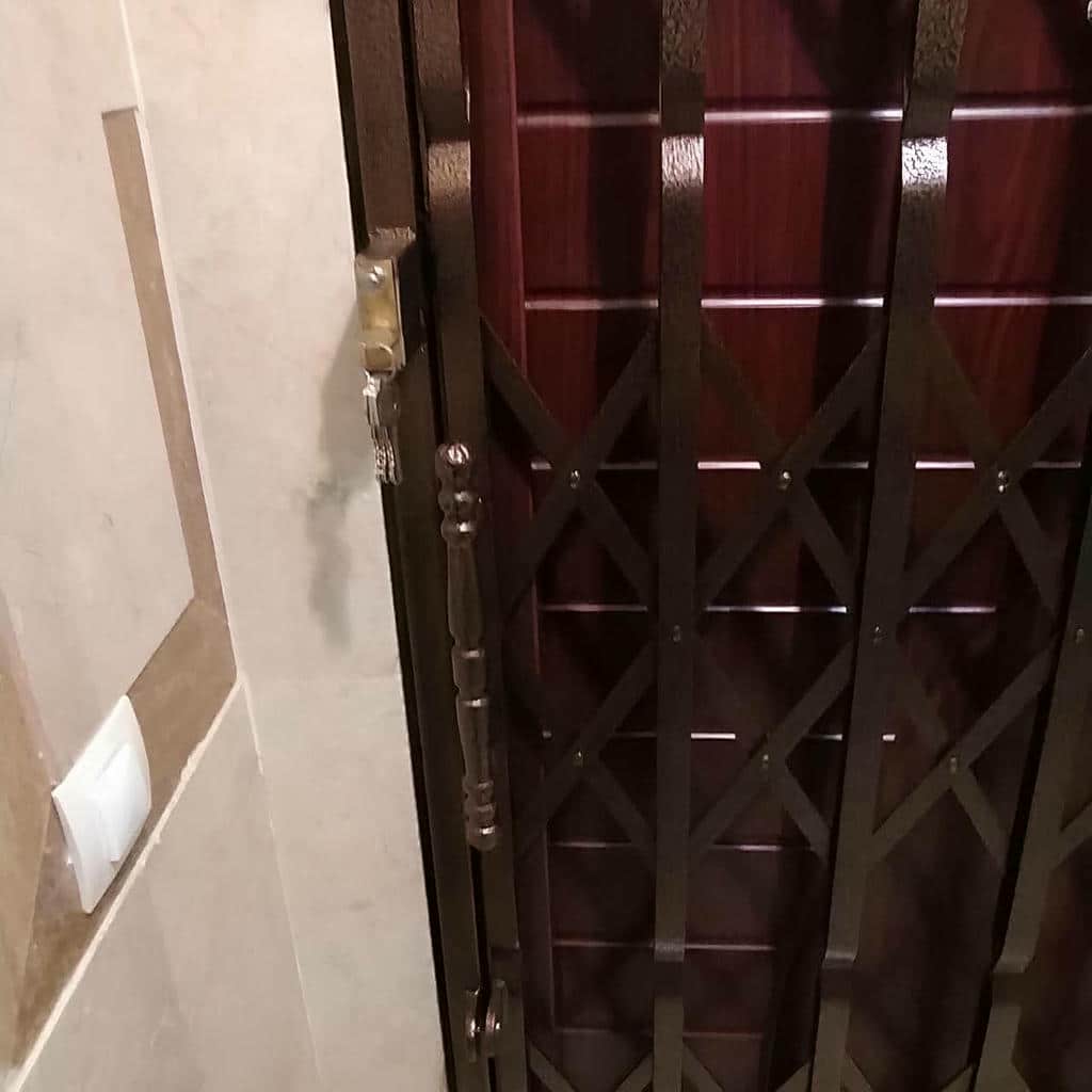 اجرای درب آکاردئونی طلایی سلطنتی با جهت جمع‌شدن مناسب در رشت