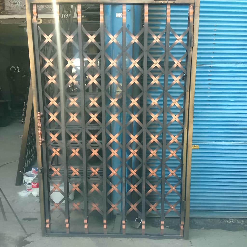 درب آکاردئونی طلایی سلطنتی با قاب پرکار برای ورودی در رشت درب آکاردئونی طلایی سلطنتی با قاب پرکار برای ورودی در رشت