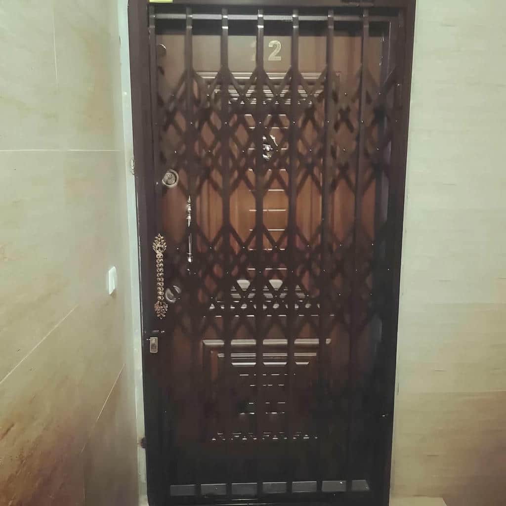 خرید درب آکاردئونی شیک قفل دار با شبکه متعادل در رشت