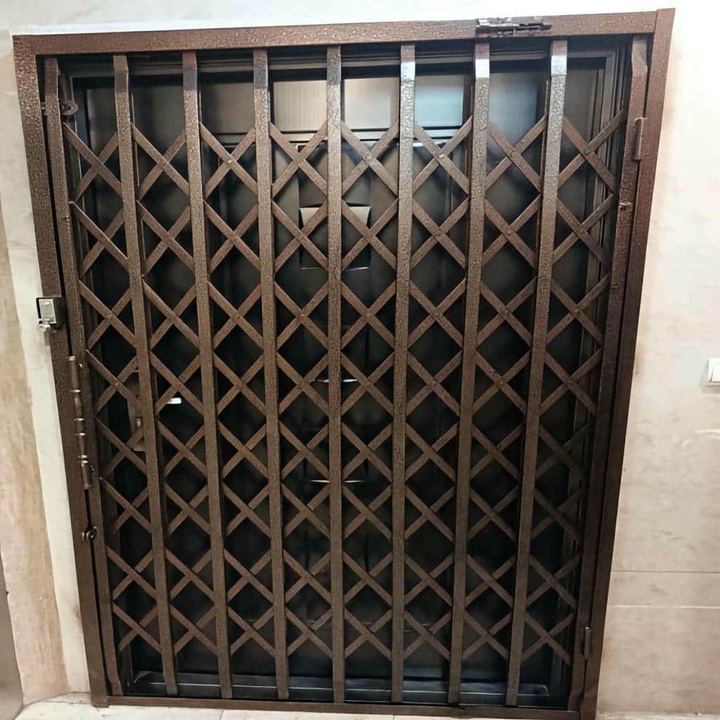 درب آکاردئونی تسمه پهن آهنی ساده برای ورودی آپارتمان در رشت