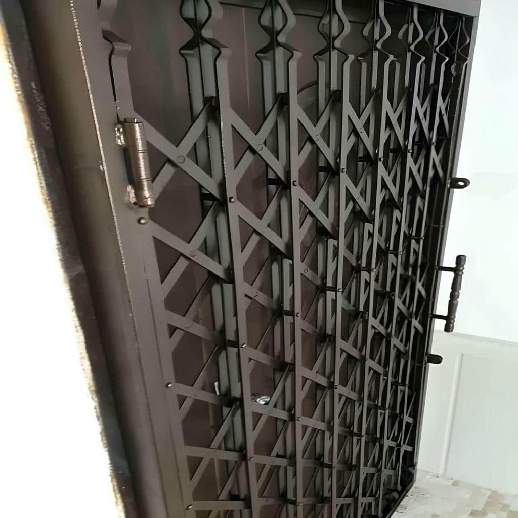 اجرای درب آکاردئونی مشکی طلایی با جهت جمع‌شدن مناسب در رشت
