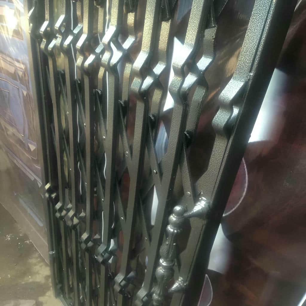 اجرای درب آکاردئونی طرح دار لوزی با جهت جمع‌شدن مناسب در رشت