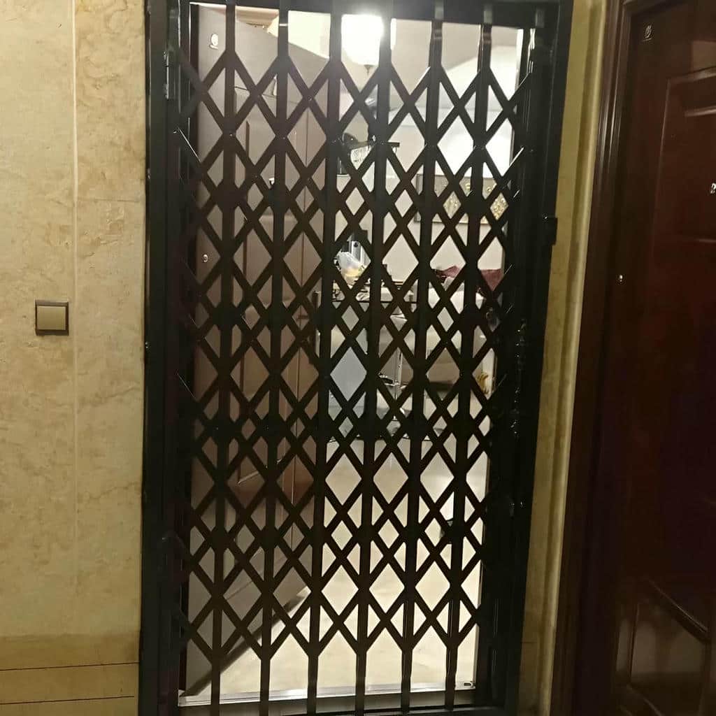 درب آکاردئونی سلطنتی گل دار با گل مرکزی برای ورودی رشت
