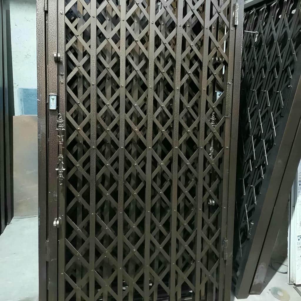 اجرای درب آکاردئونی برای واحد اداری با جهت جمع‌شدن مناسب در رشت