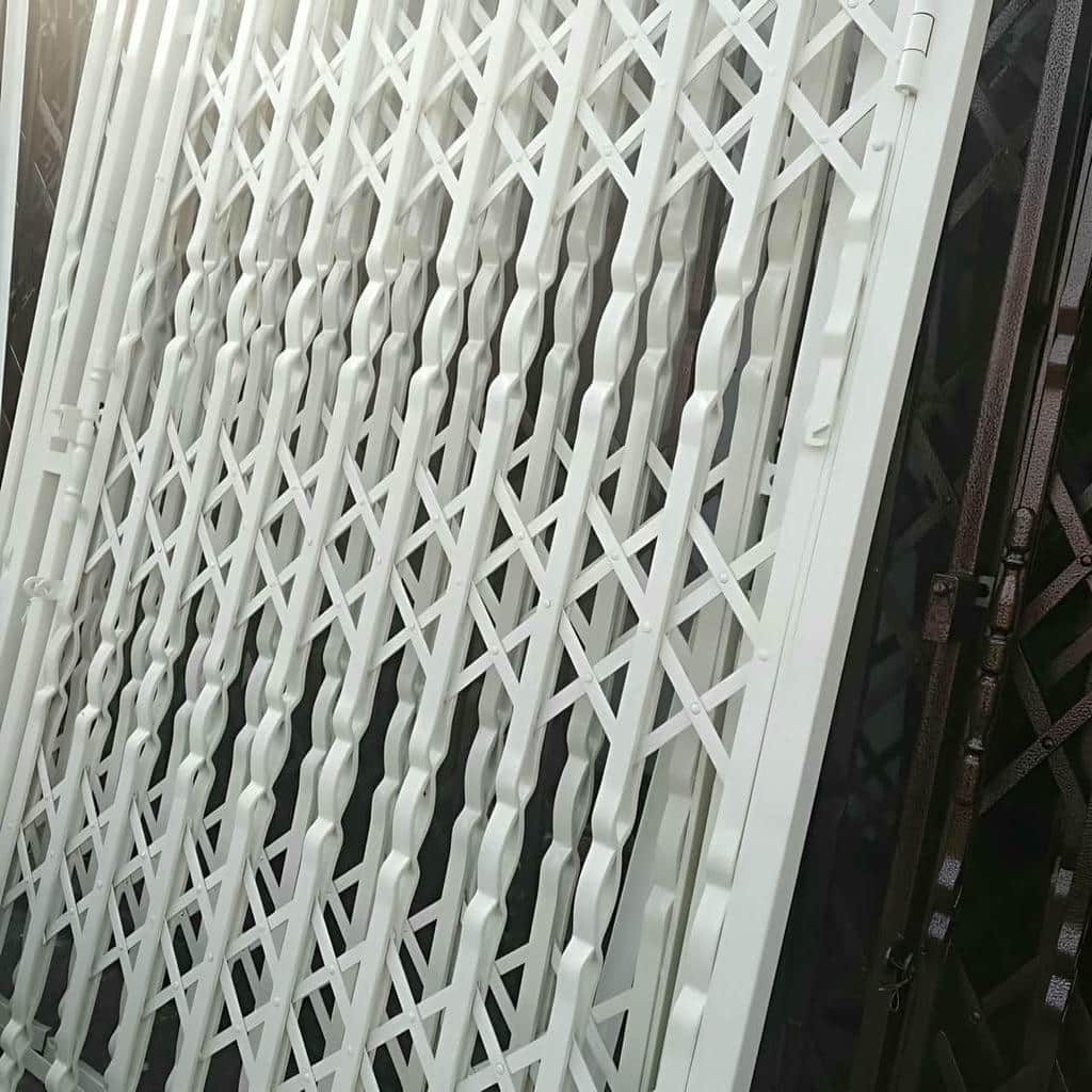ساخت درب آکاردئونی مشکی طلایی با تسمه متناسب در رشت