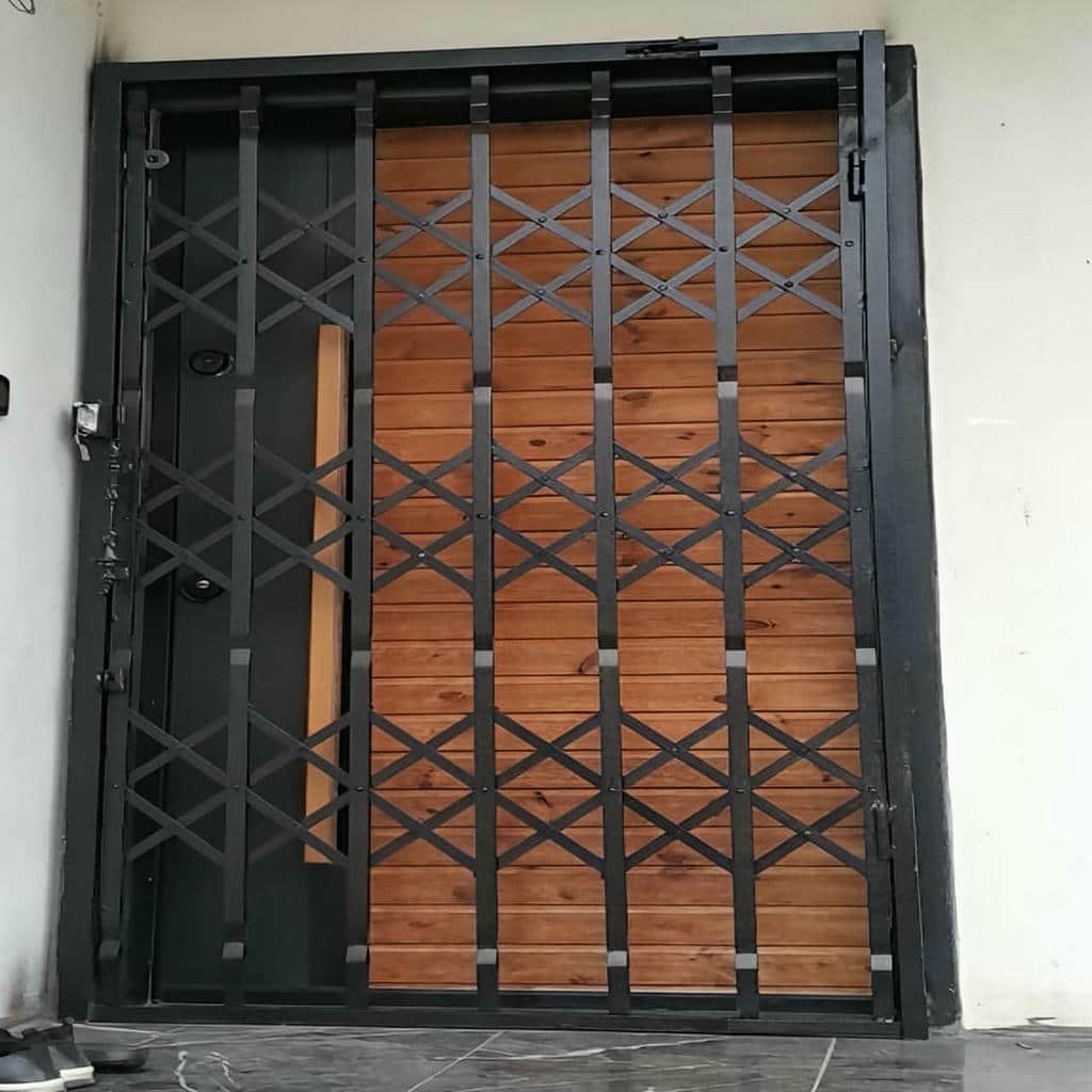 خرید درب آکاردئونی سفید طلایی برای ورودی آپارتمان در رشت