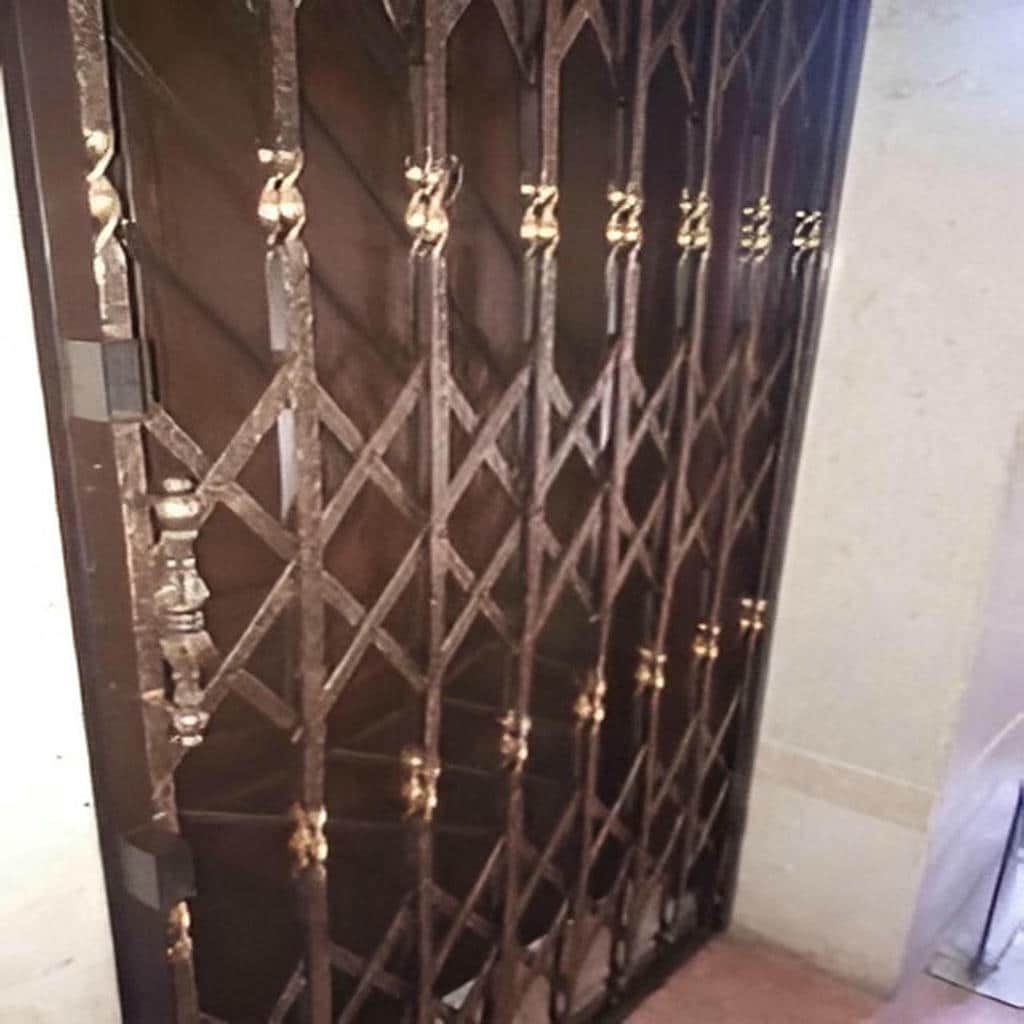 خرید درب آکاردئونی سلطنتی گل دار برای ورودی در رشت