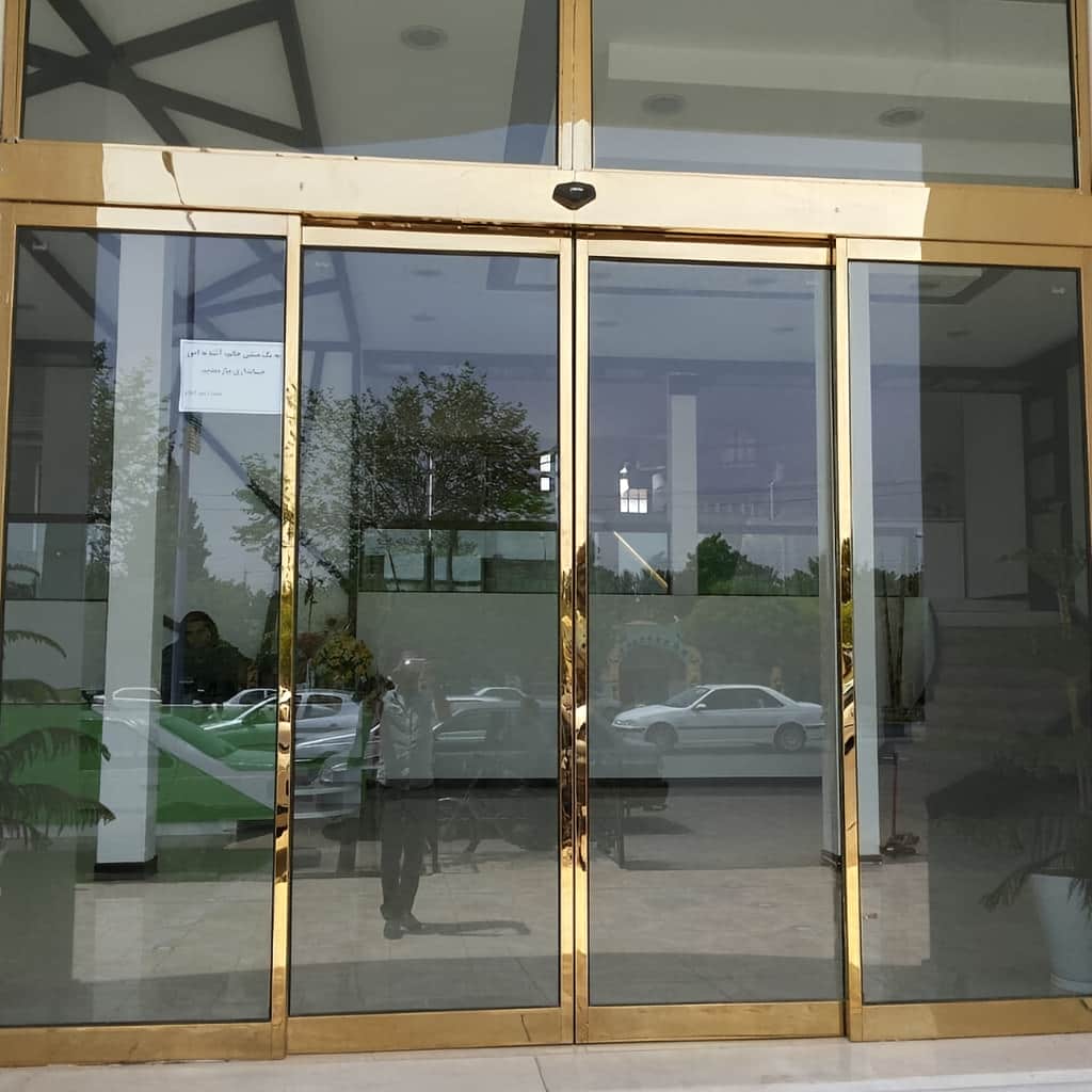 نصب درب اتوماتیک شیشه ای فریم دار آلومینیوم تک لت در رشت