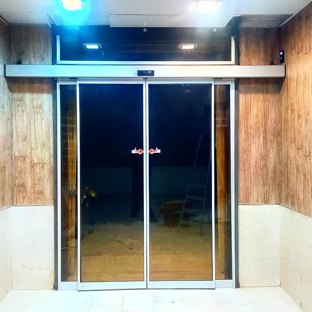 خرید درب اتوماتیک شیشه ای دو لنگه کشویی برای فروشگاه در رشت خرید درب اتوماتیک شیشه ای دو لنگه کشویی برای فروشگاه در رشت