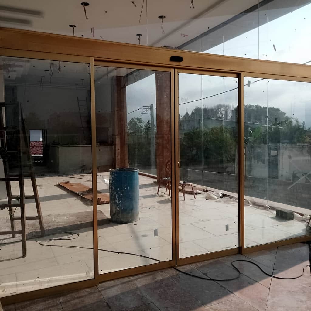 نصب درب شیشه ای سکوریت اتوماتیک تک لت در رشت