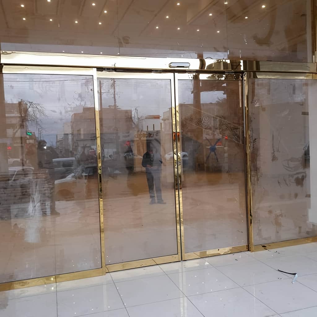 درب اتوماتیک شیشه ای دو لنگه کشویی با شیشه شفاف در رشت