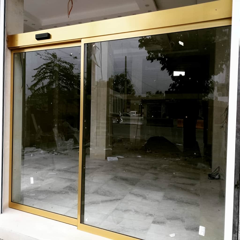 نصب درب اتوماتیک شیشه ای تک لنگه لولایی با اپراتور مناسب در رشت