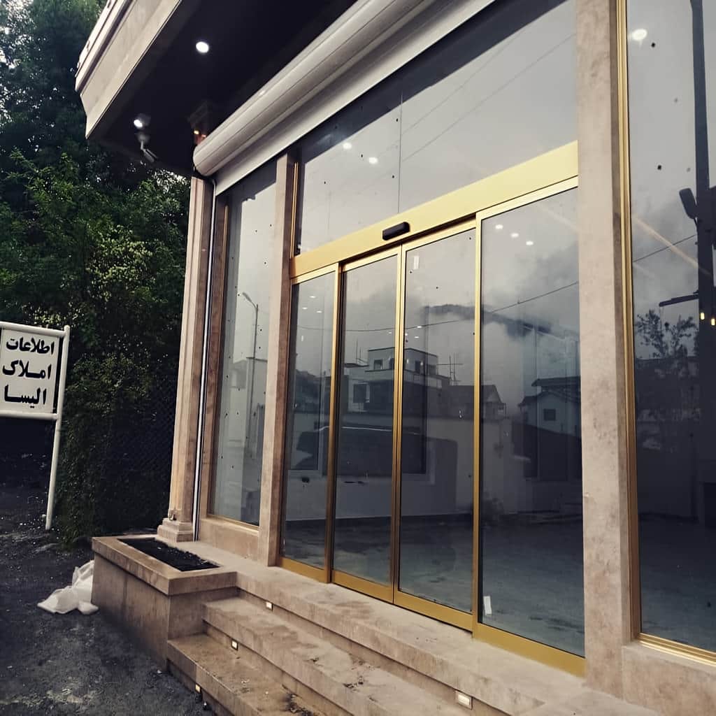 خرید درب اتوماتیک شیشه ای مدرن فریم مشکی برای فروشگاه در رشت
