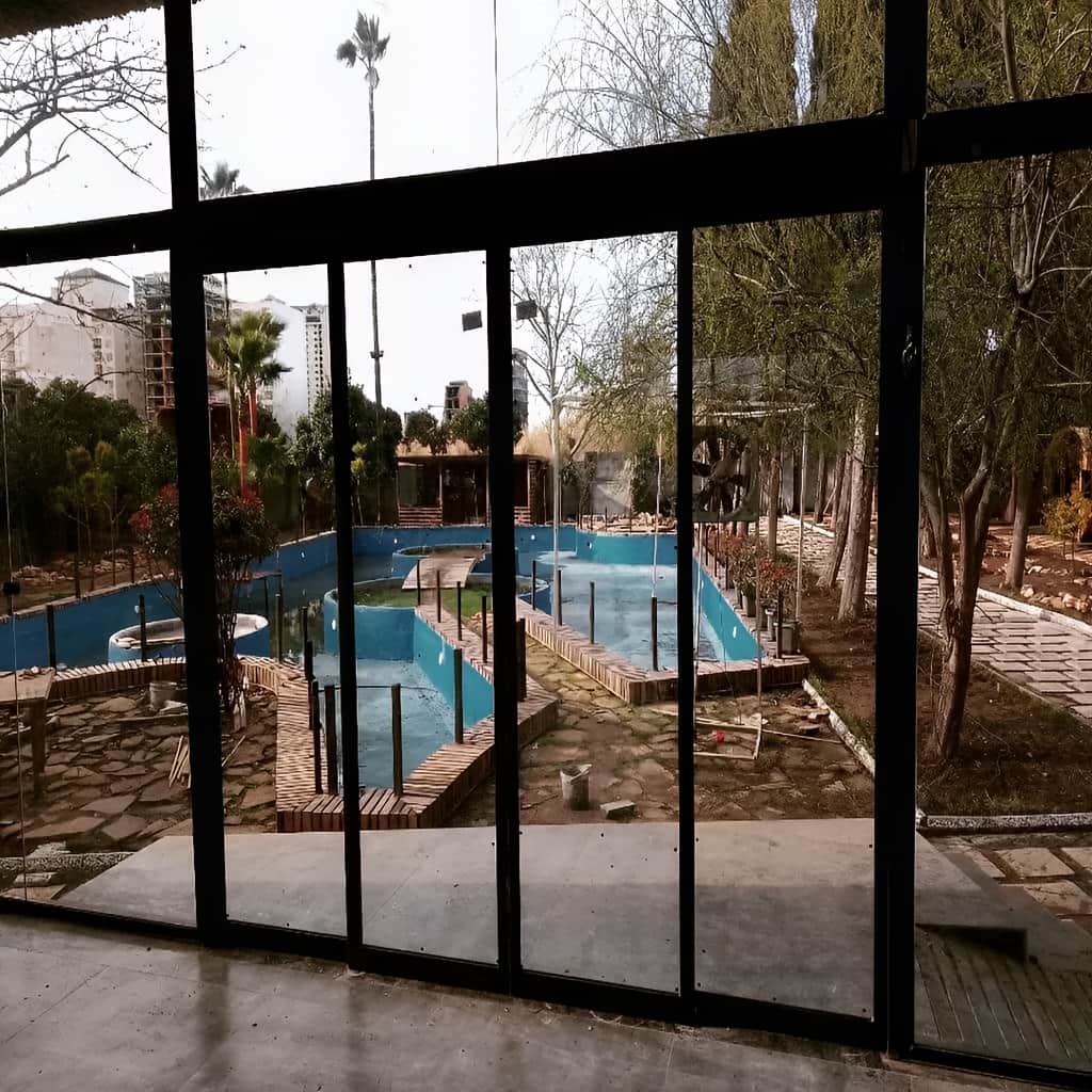 تعمیر درب اتوماتیک شیشه ای مدرن فریم مشکی و تنظیم یراق در رشت