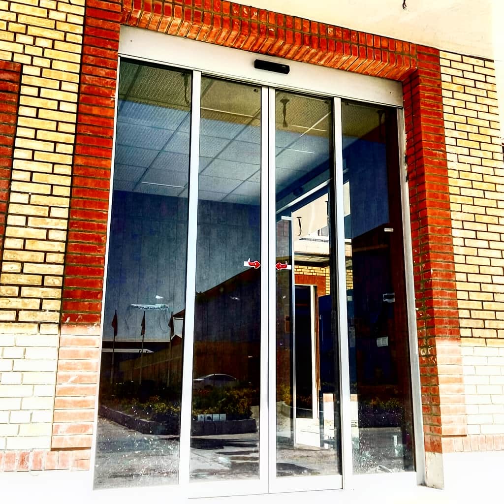 درب شیشه ای لمینت اتوماتیک دو لت برای لابی هتل در رشت