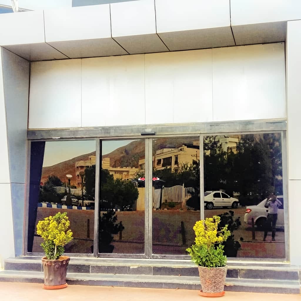 نصب ریل درب اتوماتیک شیشه ای کشویی برای فروشگاه در رشت