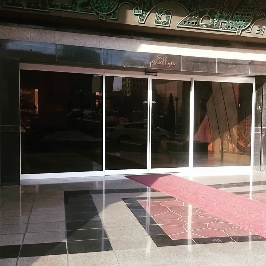 سفارش درب اتوماتیک شیشه ای کم صدا موتور آرام برای دفتر در رشت