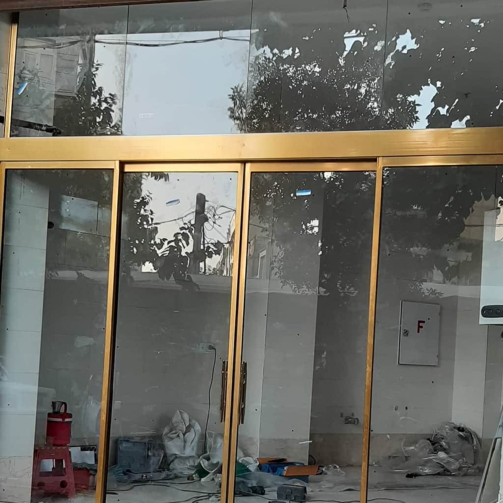 اجرای درب شیشه ای اتوماتیک کشویی دو لت تمام شیشه در رشت