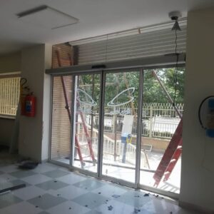 13 نمونه درب اتوماتیک شیشه ای ورودی فروشگاه در رشت