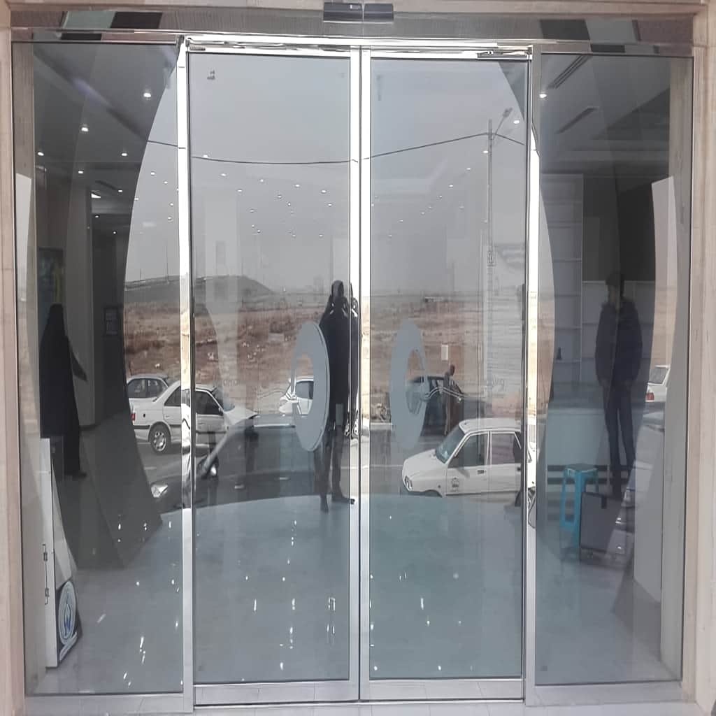 اجرای درب اتوماتیک شیشه ای بانک با سنسور ایمنی در رشت