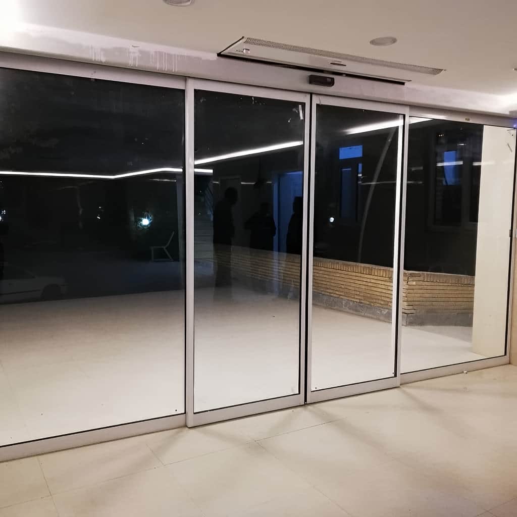 خرید درب اتوماتیک شیشه ای گردان برای لابی ساختمان در رشت خرید درب اتوماتیک شیشه ای گردان برای لابی ساختمان در رشت