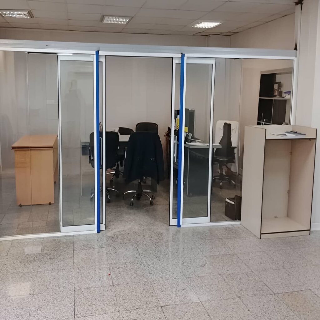 خرید درب اتوماتیک شیشه ای لولایی سنسوردار برای ورودی در رشت