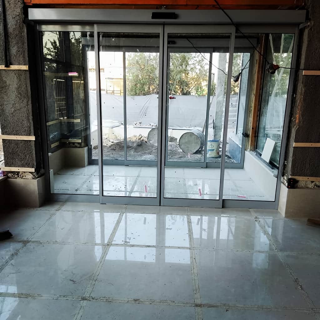 خرید درب اتوماتیک شیشه ای هتل برای لابی پرتردد در رشت