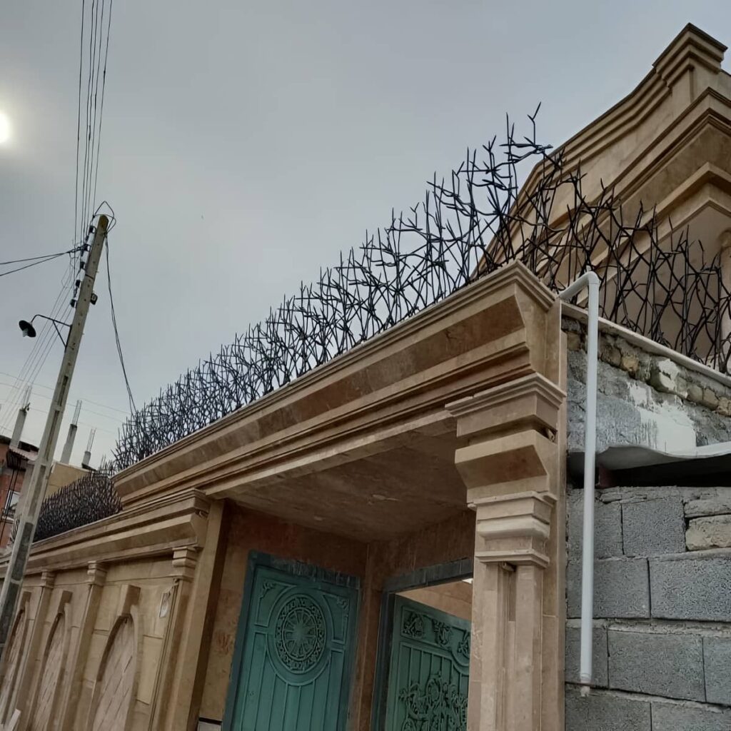 نصب حفاظ دیوار با میلگرد آجدار روی تاج دیوار در رشت