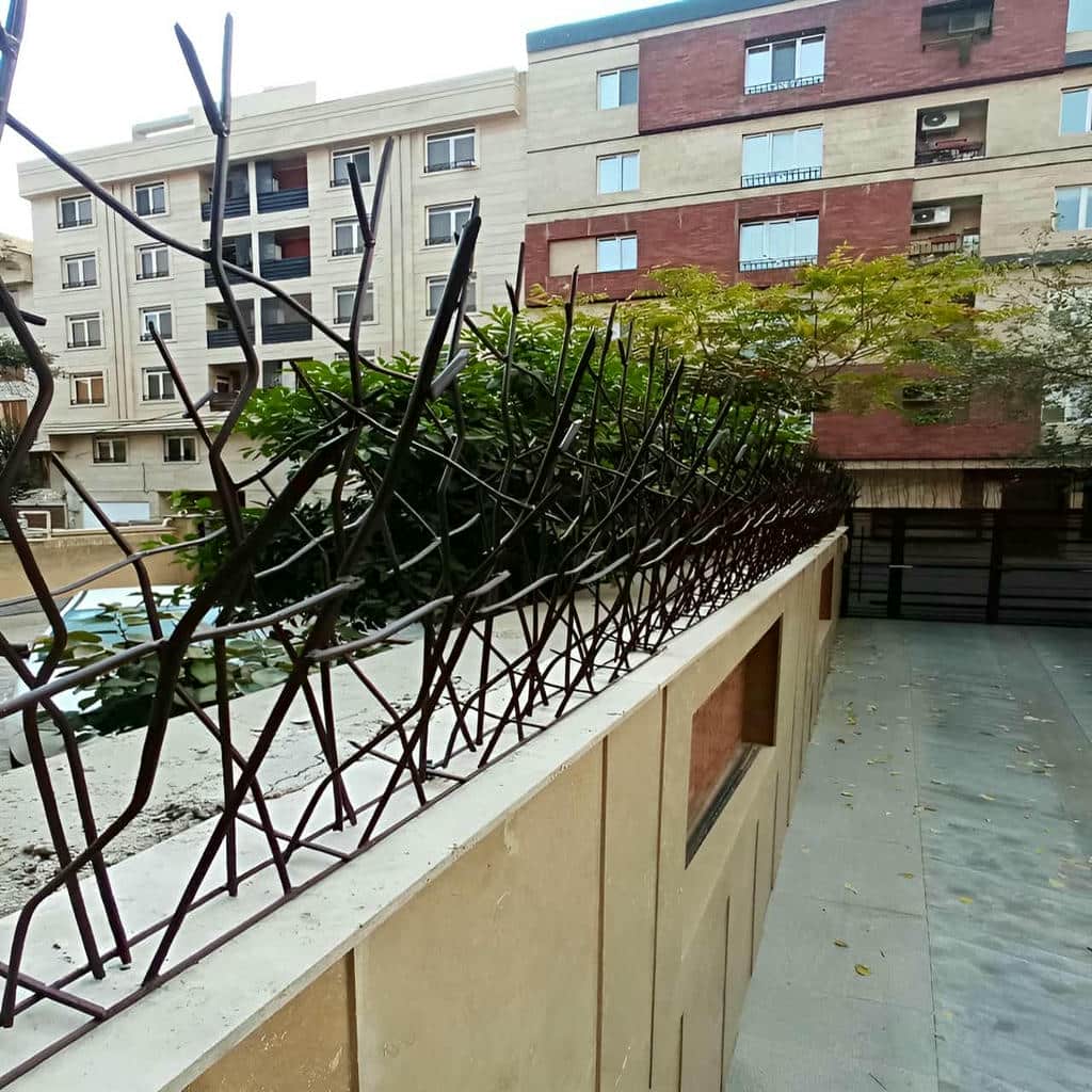 نصب حفاظ شاخ گوزنی پرتراکم امنیتی روی تاج دیوار در رشت