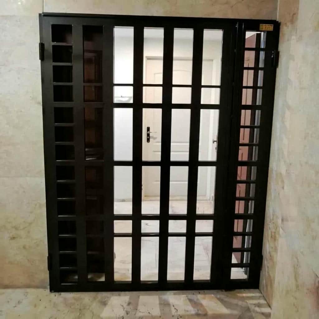 حفاظ لولایی پشت درب رشت