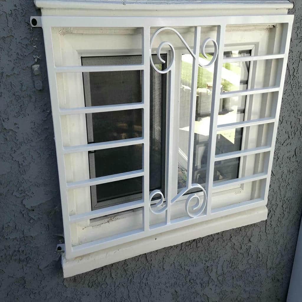نصب حفاظ پنجره ویلایی نمای باغ روی نمای مدرن در رشت