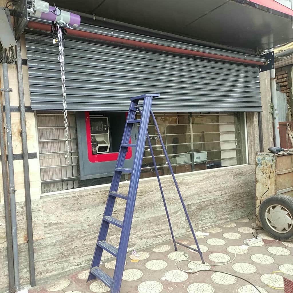 نصب کرکره برقی رنگی نمای فروشگاه با ریل هماهنگ در رشت