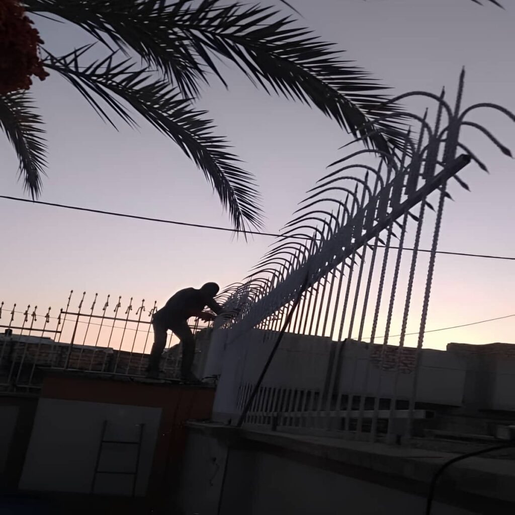 ساخت حفاظ سرنیزه ای سفارشی برای دیوار حیاط در رشت