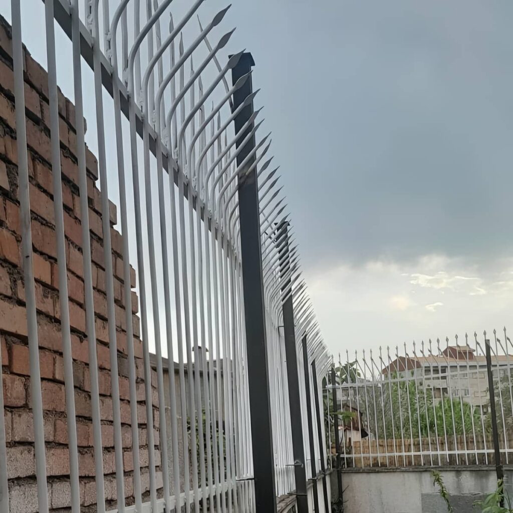 نصب حفاظ دیوار کلاسیک سرنیزه روی تاج دیوار در رشت
