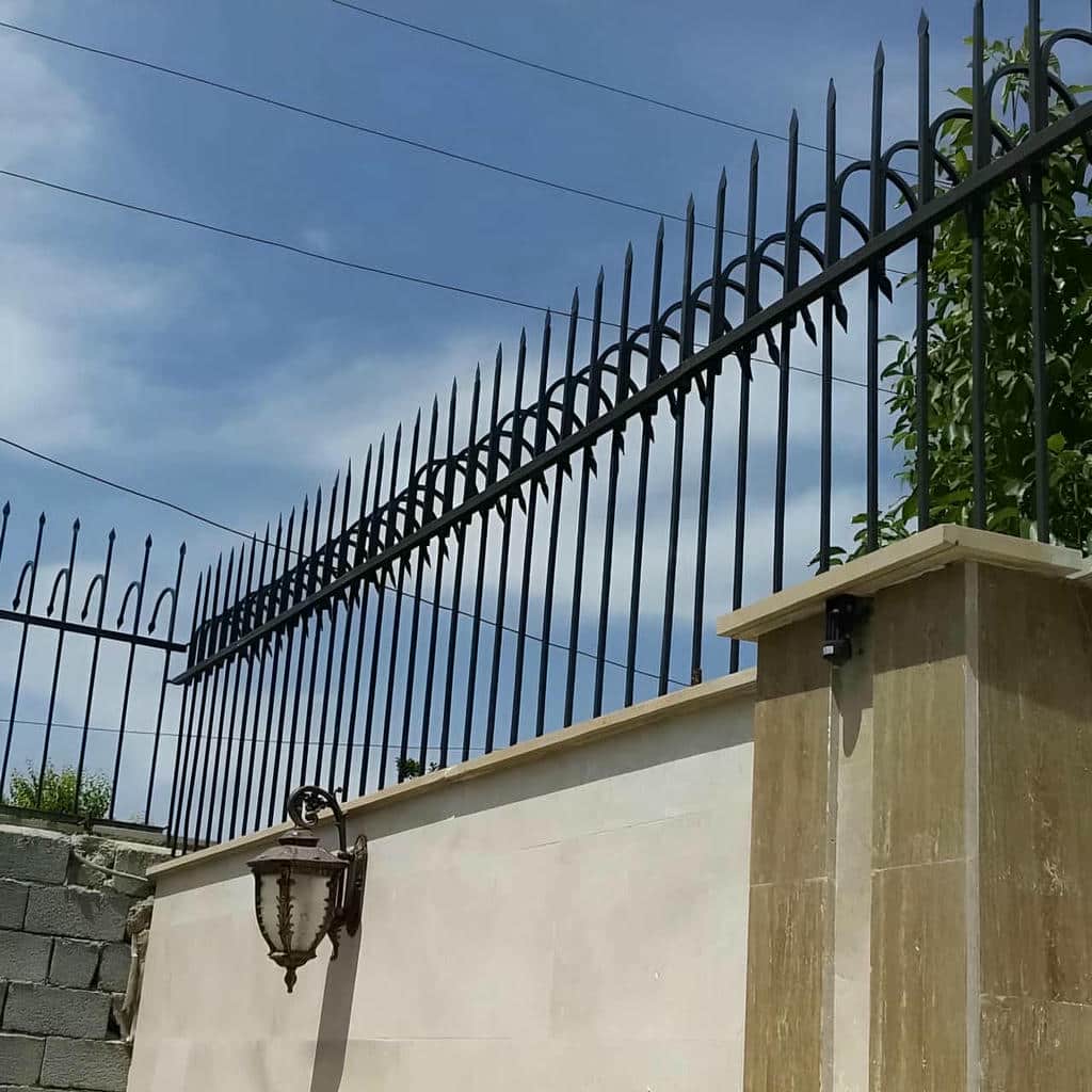 مدل دو ردیف حفاظ سرنیزه ای برای دیوار حیاط در رشت