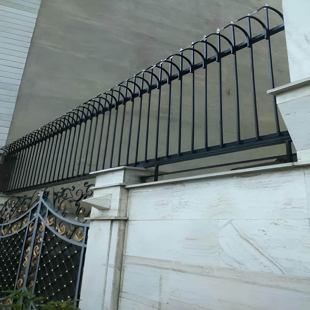 مدل سه ردیف حفاظ سرنیزه ای دیوار حیاط در رشت