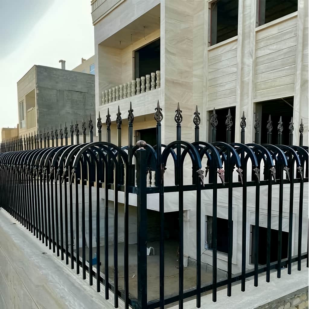 نصب حفاظ سرنیزه ای روی تاج دیوار حیاط در رشت