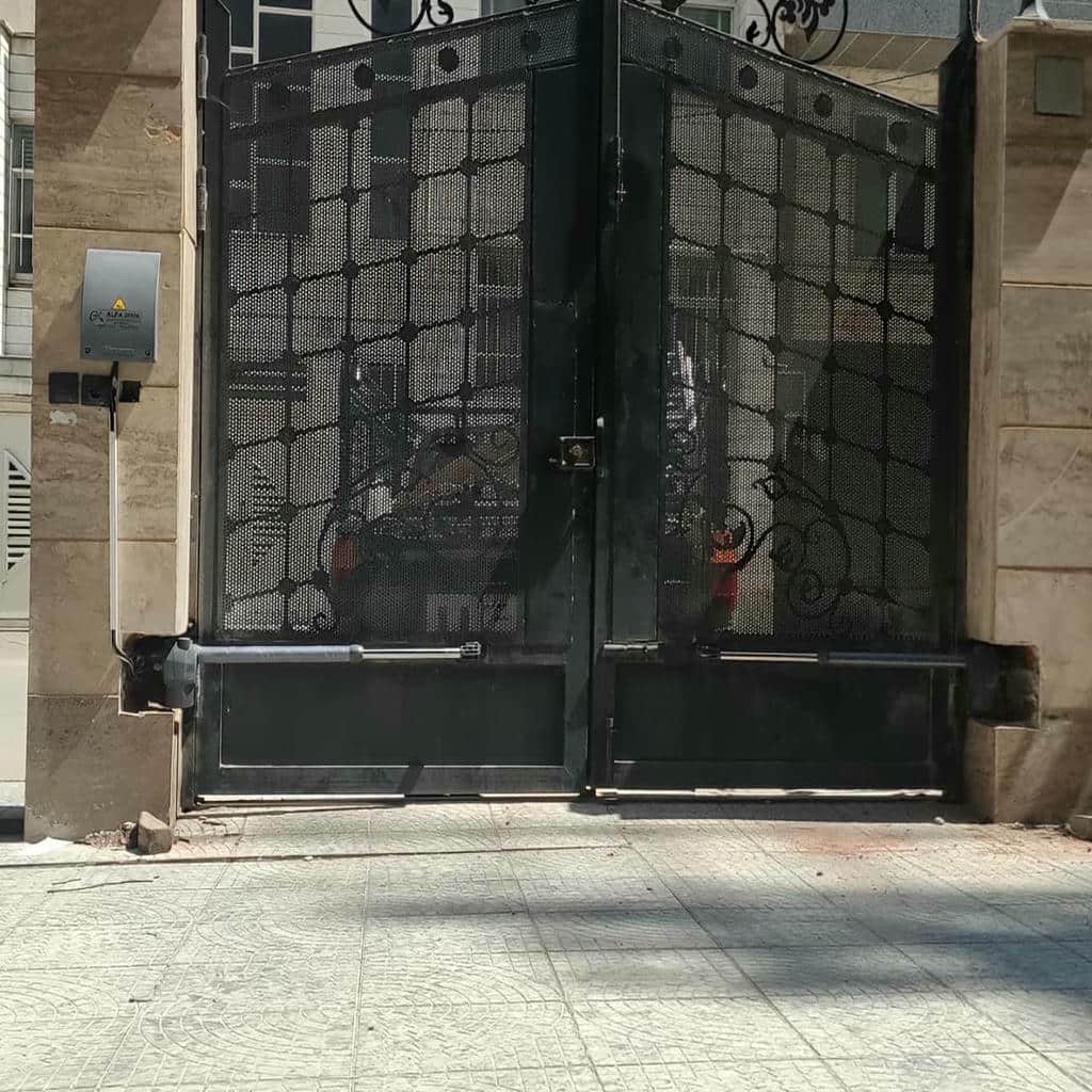 نصب درب برقی پارکینگ ریلی روی ریل تراز در رشت